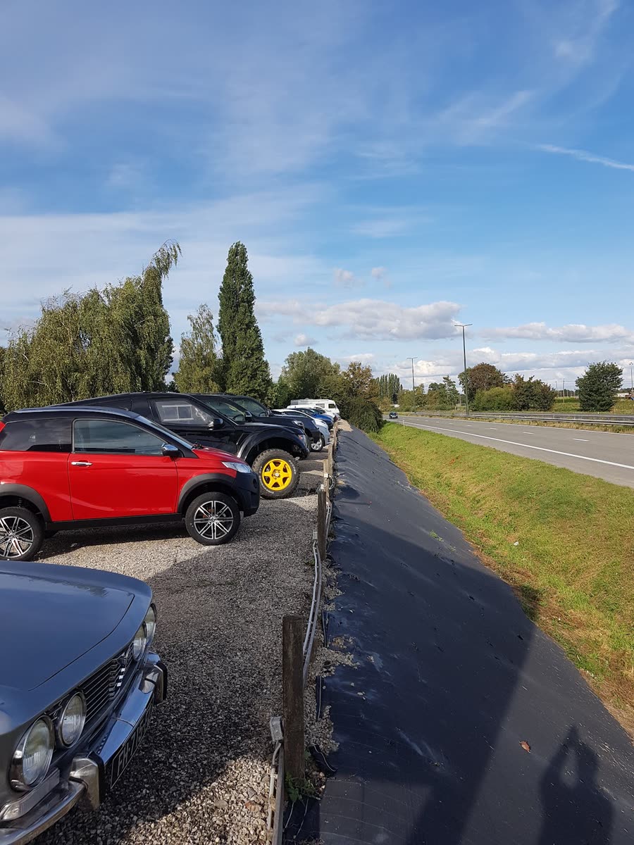 Le parc de véhicules de DDP 4X4 à Bas-Warneton
